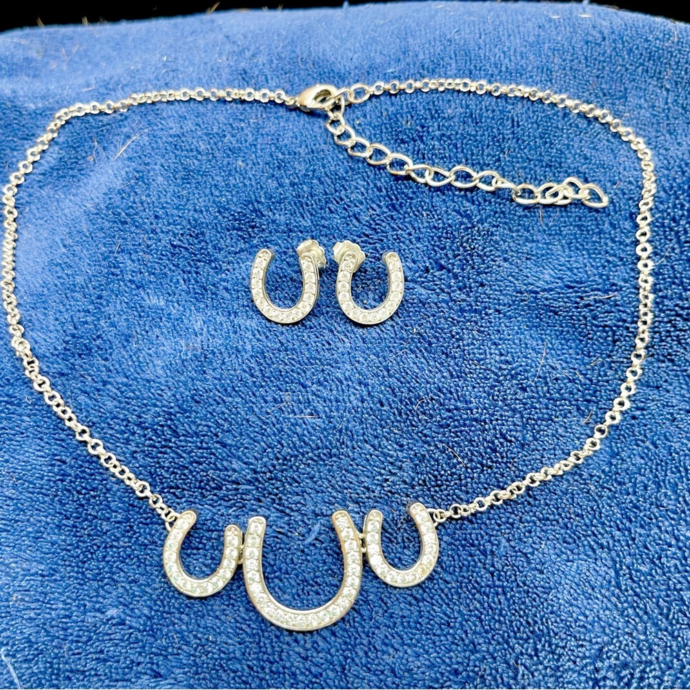 Montana Silversmiths Triple Horseshoe Necklace Set